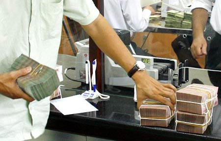 Quyết siết tín dụng, mặc nhà băng “kêu cứu”